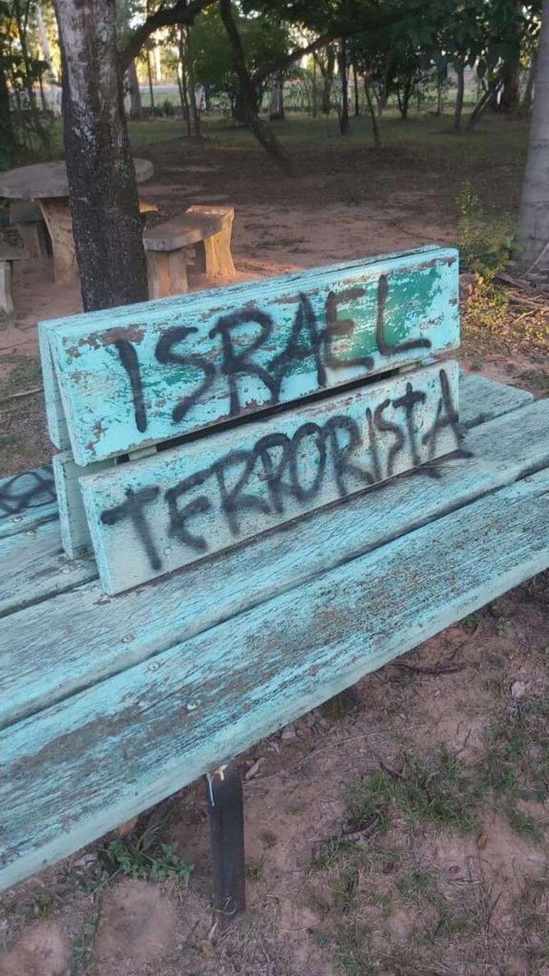 Los bancos del Bosque de Israel en el parque Ñu Guazú también fueron vandalizados con leyendas antisemitas.