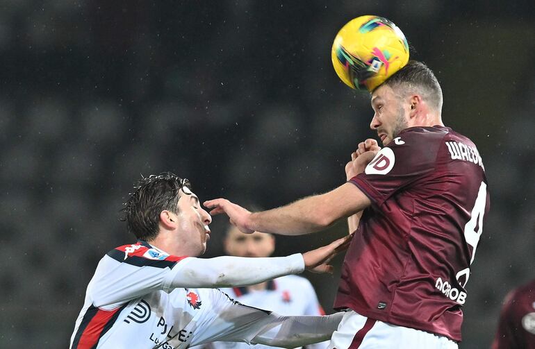 Turin (Italy), 08/02/2025.- Torino's Sebastien Walukiewicz (R) and Genoa's Fabio Miretti in action during the Italian Serie A soccer match between Torino FC and Genoa FC at the Olimpico Grande Torino Stadium in Turin, Italy, 08 February 2025. (Italia, Génova) EFE/EPA/ALESSANDRO DI MARCO
