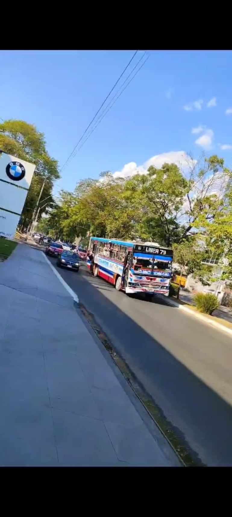 Así quedaron los vehículos afectados por el bus que transportaba a los barrabravas de Olimpia.