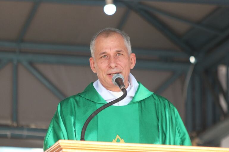 El Pbro. Cristino Bohnert rector del Seminario Mayor Nacional presidió la santa misa en el santuario Nuestra Señora de los Milagros de Caacupé.