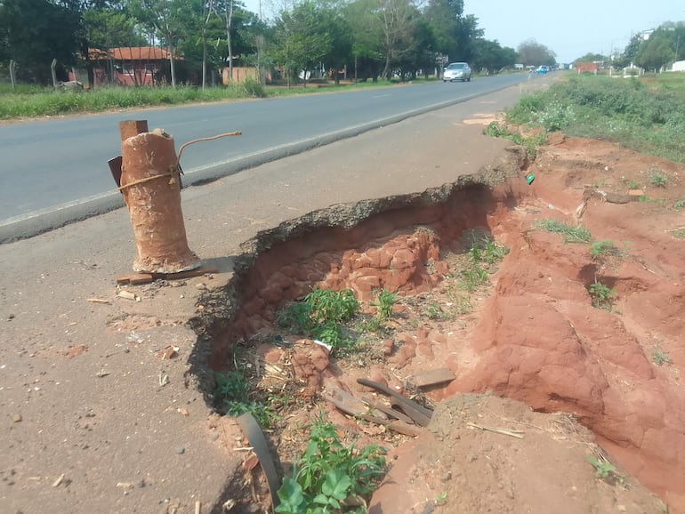 
La destrucción de las banquinas en ambos lados de la ruta PY08 es otro de los problemas en el trayecto de 130 km.