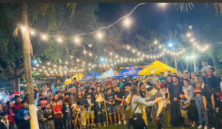 Las familias se reúnen frente a la Plaza de los Héroes y disfrutan de los juegos tradicionales.