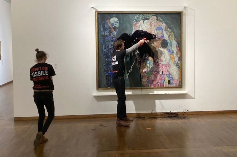 Activistas arrojan un líquido negro al cuadro Tod und Leben, de Gustav Klimt, en el Leopold Museum de Viena, noviembre de 2022.