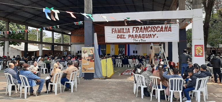 En medio de cantos, bailes, y la conmemoración de los 800 aniversario de los estigmas de San Francisco de Asís más de 1000 personas, entre ellos religiosos, religiosas, y laicos participaron de la cuadragésima tercera convivencia de la Familia Franciscana del Paraguay.