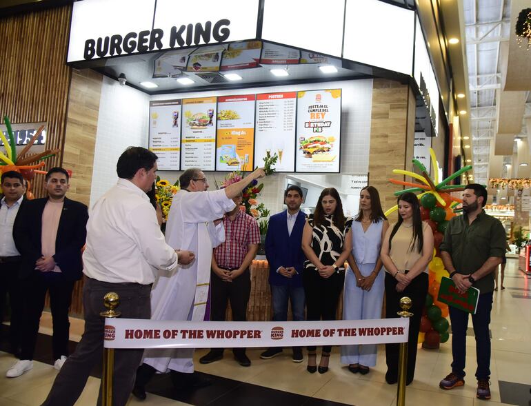 El padre Víctor Cabañas bendijo el nuevo local durante su inauguración oficial.