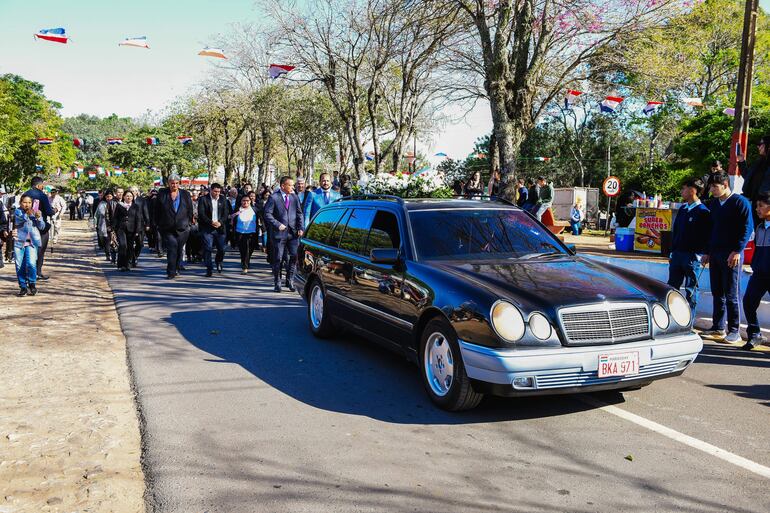 Una caravana acompañó los restos del padre Ángel Rosa Cárdenas que ya descansa en la parroquia de la comunidad. 