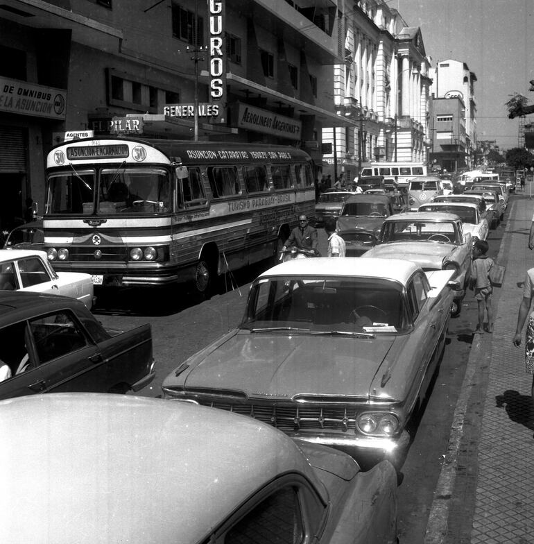 En 1968 varias calles del Centro de Asunción se tornaron de sentido único con el objetivo de ordenar el caos vehicular.