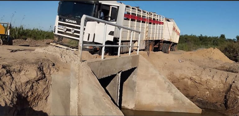 Un camión transganado quedó atascado en la cabecera del nuevo puente construido por el gobierno departamental.