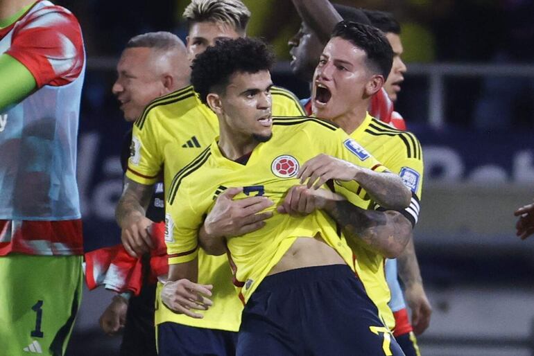 uis Díaz (i) de Colombia celebra un gol con James Rodríguez en un partido de las Eliminatorias Sudamericanas para la Copa Mundial de Fútbol 2026 entre Colombia y Brasil en el estadio Metropolitano en Barranquilla (Colombia). 
