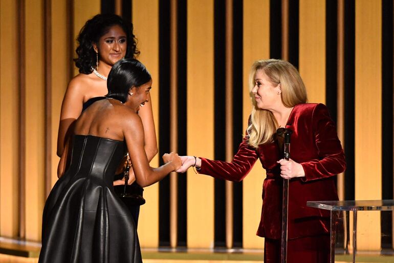 Christina Applegate entregando un galardón durante los Premios Emmy, en Los Ángeles. (Valerie Macon/AFP)