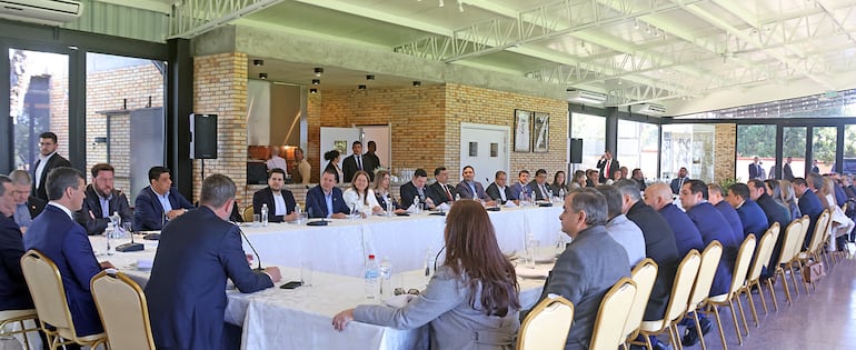 Los diputados cartistas almorzaron hoy en Mburuvicha Roga con el presidente de la República Santiago Peña, el vicepresidente Pedro Alliana y el presidente de la ANR, Horacio Cartes.