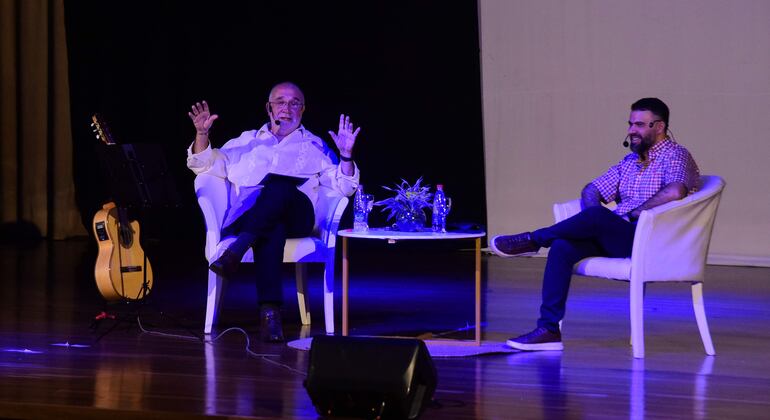 José Antonio Galeano y Juan Marcelo Cuenca en un momento de la charla realizada ayer.