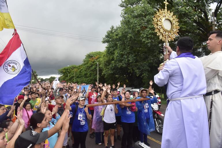 Los peregrinos reciben la bendición con el Santísimo Sacramento.