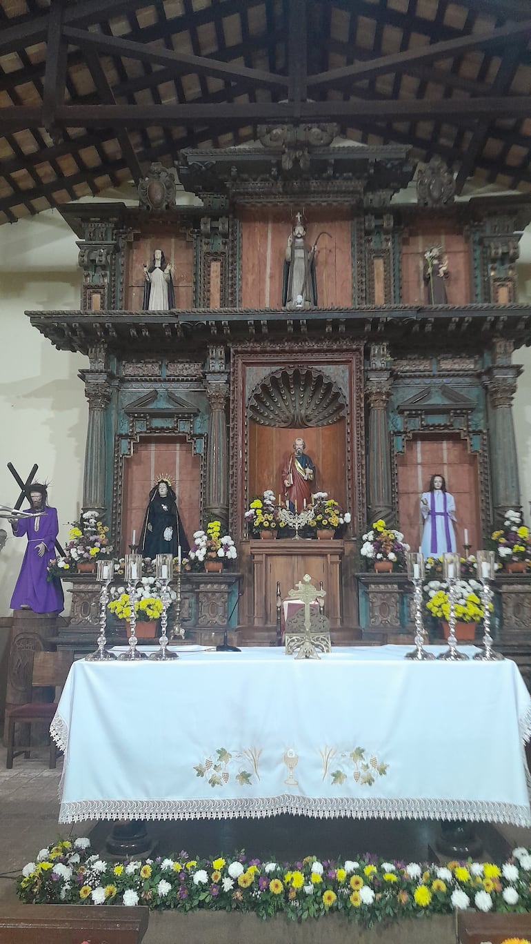 El retablo de la parroquia San Pedro Apóstol de Ypané, una verdadera obra artística.