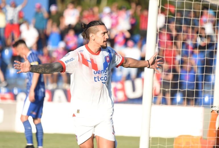 Francisco da Costa celebra el gol de Cerro Porteño