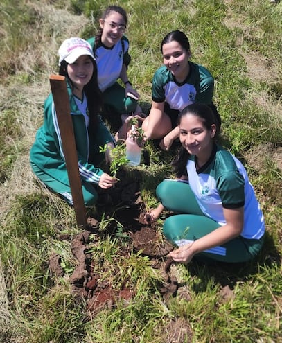 Estudiantes del Instituto Superior de Educación participaron de la siembra de plantines.