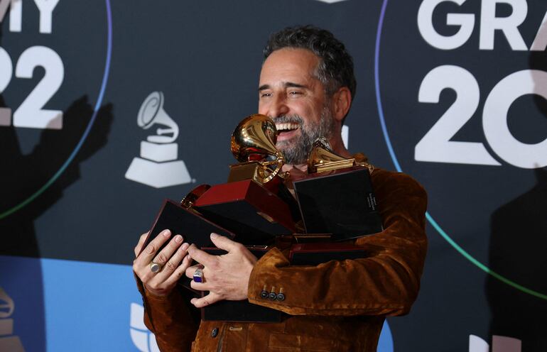 El uruguayo Jorge Drexler posa con los Latin Grammy que obtuvo en 2022.