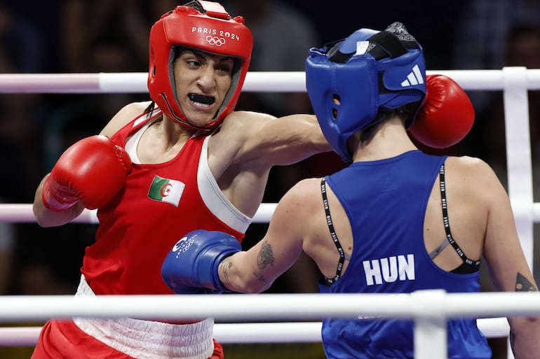 SEINE-SAINT DENIS, 03/08/2024.- La boxeadora argelina Imane  Khelif (rojo) ante la húngara Anna Luca Hamori (azul) durante el combate de cuartos de final femenino, categoría 66kg, de los Juegos Olímpicos de París 2024, en North Paris Arena de Seine-Saint Denis. EFE/ Miguel Toña
