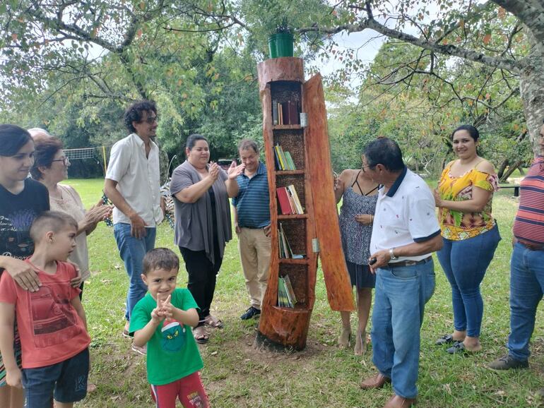 En la comapañía Kurupayty se puede apreciar un estante artesanal que guarda variados libros.