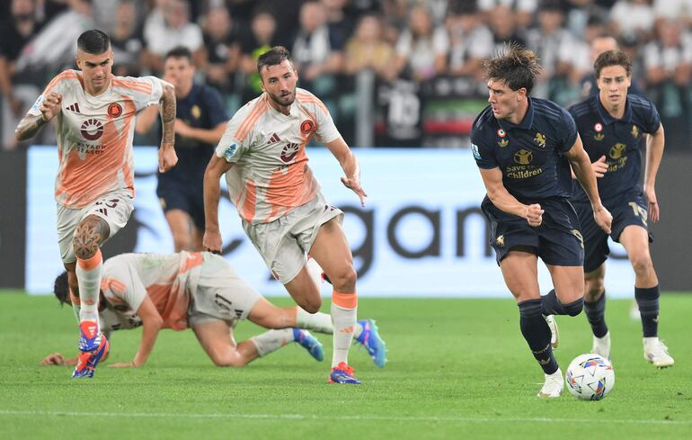 Turin (Italy), 01/09/2024.- Juventus's Dusan Vlahovic (R) in action during the Italian Serie A soccer match between Juventus FC against AS Roma, in Turin, Italy, 01 September 2024. (Italia) EFE/EPA/ALESSANDRO DI MARCO
