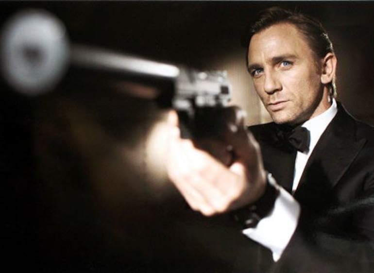 Daniel Craig encarnando a James Bond en una de las entregas de la famosa saga.