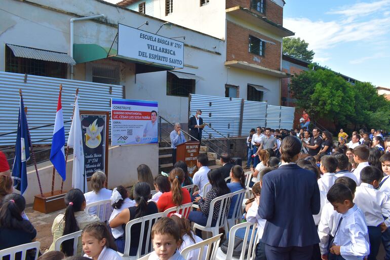 Alumnos, docentes y padres de familia participaron del acto protocolar realizado frente a la institución.