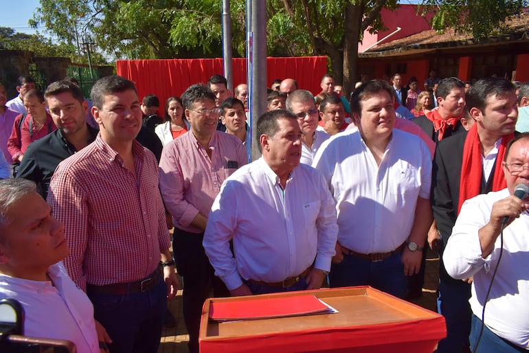 El presidente electo, Santiago Peña junto al presidente de la ANR, Horacio Cartes y el gobernador electo de Guairá, César Luis Sosa, en la seccional colorada de Villarrica.