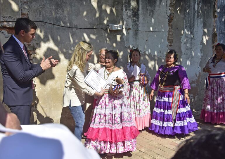 Las galoperas de la Chacarita reciben el reconocimiento de "Tesoro vivo", de manos del Presidente de la República, Santiago Peña, y la primera dama Leticia Ocampos.