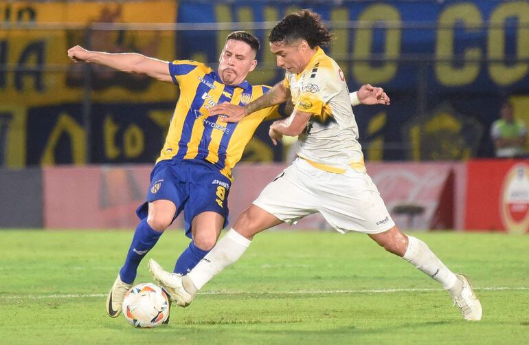 El mediocampista de Sportivo Luqueno Jorge Mendoza (izq.) y el mediocampista de Coquimbo Luciano Cabral luchan por el balón durante el partido de vuelta de la fase de grupos de la Copa Sudamericana entre Sportivo Luqueno de Paraguay y Coquimbo Unido de Chile en el estadio Defensores del Chaco en Asunción el 8 de mayo de 2024.