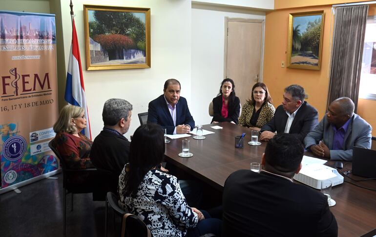 El doctor Jorge Rodas, con autoridades del Ministerio de Salud Pública (MPSBS), Hospital Psiquiátrico y Organización Panamericana de la Salud (OPS).