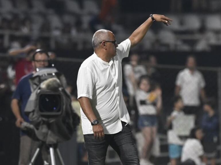 Francisco Arce, entrenador de Olimpia, en el partido contra Sportivo Ameliano por la regularización de la novena jornada del torneo Clausura 2023 del fútbol paraguayo en el estadio Manuel Ferreira, en Asunción, Paraguay.