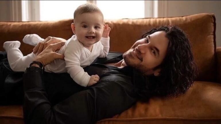 Mario Cimarro celebra feliz su primer Día del Padre con Brianna en sus brazos.