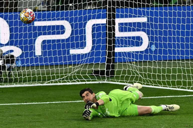 El belga Thibaut Courtois, arquero del Real Madrid, desvía un remate en la final de la Champions League contra el Borussia Dortmund en el estadio de Wembley, en Londres.