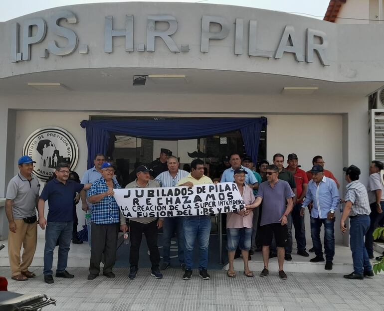 Jubilados de IPS de Pilar se autoconvocaron frente a la previsional para rechazar el proyecto de ley de control y manejo de los fondos del IPS denominado Superintendencia de Pensiones, que el gobierno de Santiago Peña pretende llevar adelante.