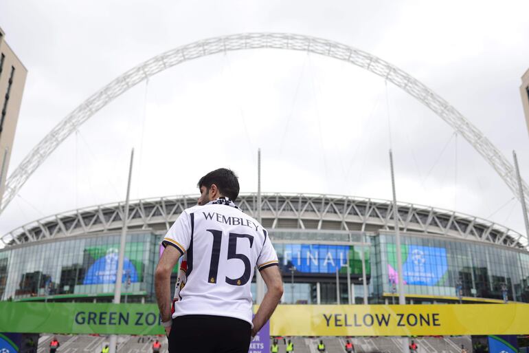 Los aficionados en los alrededores del estadio de Wembley antes de la final de la Champions League entre el Borussia Dortmund y el Real Madrid en Londres. 
