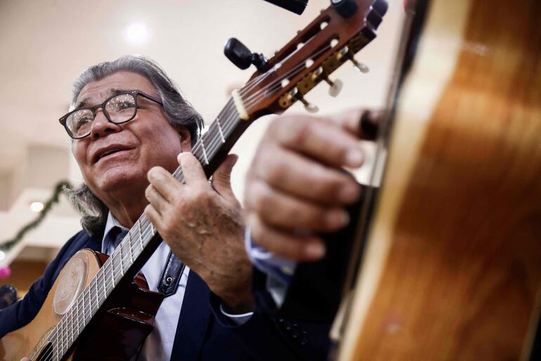 El cantante mexicano Luis Antonio Ferrari se dedica a cantar boleros en una cantina. 