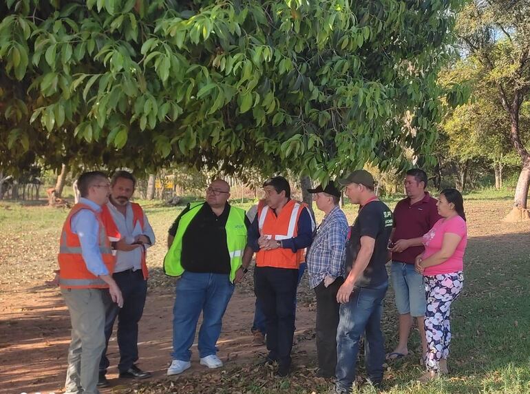 Los encargados del Ministerio de Obras dialogaron con los pobladores de la compañia Costa Pucú