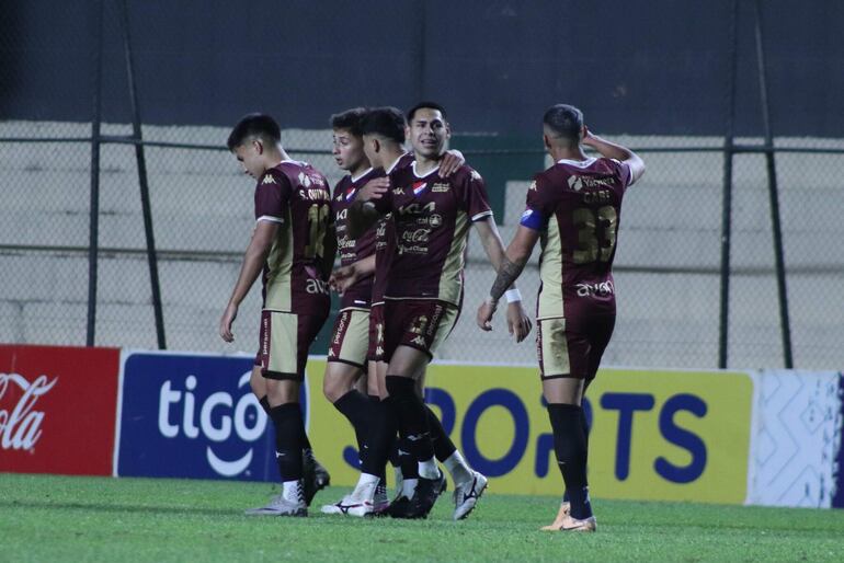 Gustavo Caballero (22), figura tricolor con su “hat-trick”, reconocido por sus compañeros. (Foto: APF)