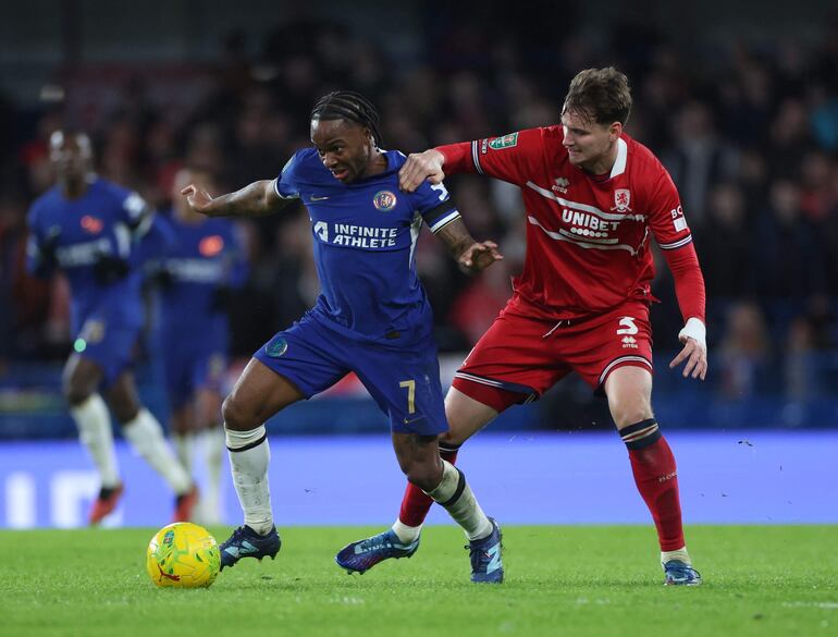 Raheem Sterling, del Chelsea, domina el balón ante la marca de Rav Van den Berg, defensor de  Middlesbrough, durante el partido disputado ayer en Londres.