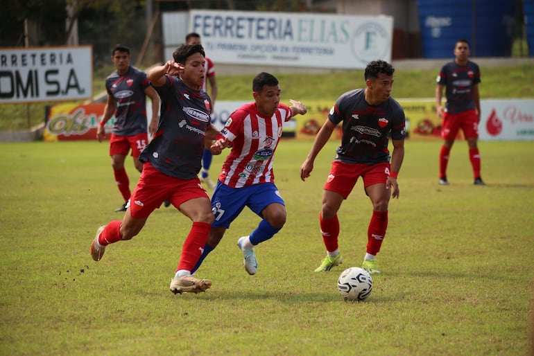 El extremo Alexis Rojas intenta imponer su potencia en medio de Miguel Pereira y Leandro Esteche. (Foto: APF)