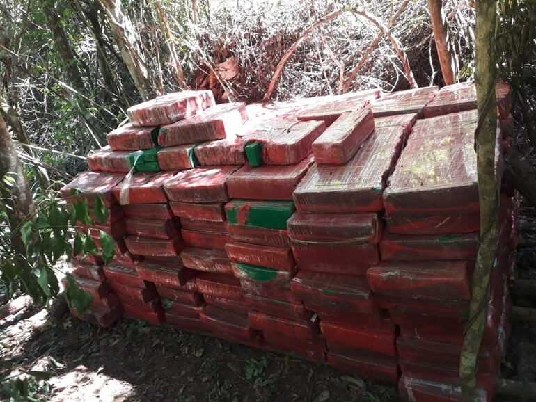 Los agentes se encontraron varias pilas de marihuana en la zona boscosa del embalse de Itaipu.