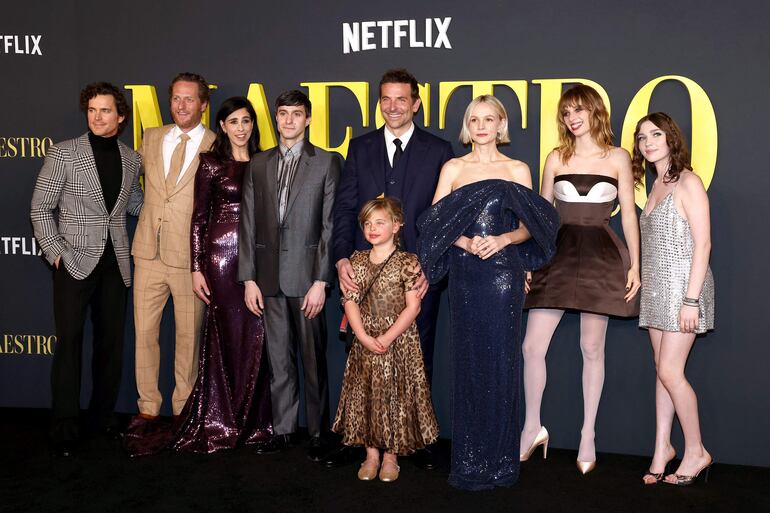 Matt Bomer, Brian Klugman, Sarah Silverman, Gideon Glick, Bradley Cooper, Lea De Seine Shayk Cooper, Carey Mulligan, Maya Hawke, y Alexa Swinton en el estreno de "Maestro", en Los Ángeles.