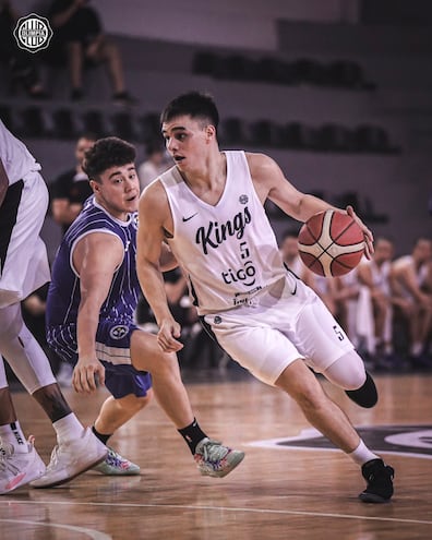 El base Jorge Martínez de los Kings maneja la naranjada en el juego contra Sol de América.