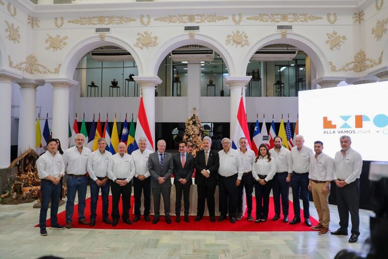 Directivos del Consorcio Expo ARP - UIP en la Cancillería, con el ministro embajador, Rubén Ramirez.