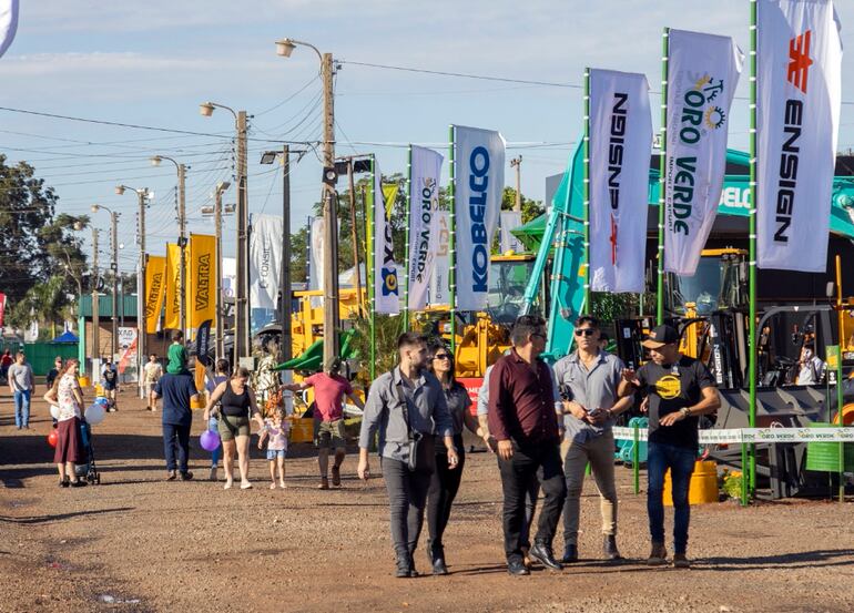 La Expo Santa Rita realiza su edición número 30, bajo el lema “30 años fomentando el agronegocio”.