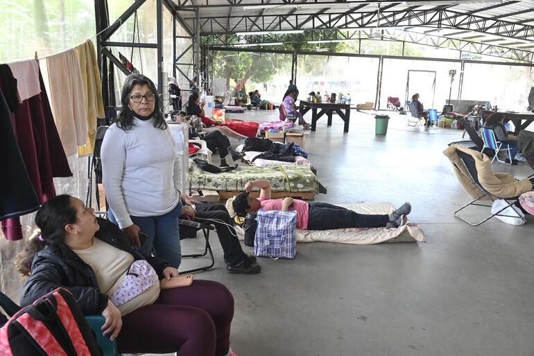 A diario, los familiares de pacientes internados en el Hospital Central deben pagar de sus bolsillos por medicinas que el IPS debe proveer pero no tiene. 