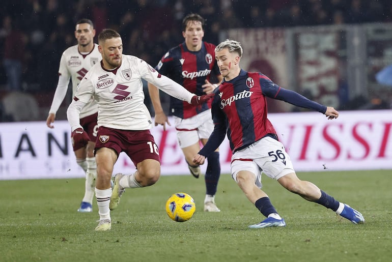 Alexis Saelemaekers (R) de Bolonia y Nikola Vlasic (L) de Torino en acción durante el partido de fútbol de la Serie A italiana entre el Bolonia FC y el Torino FC en Bolonia, Italia, el 27 de noviembre de 2023.
