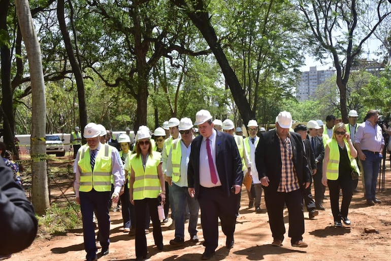 Los miembros de la Comisión "garrote" del Congreso, junto a directivos del Instituto de Previsión Social (IPS), este jueves, en la visita al edificio central de la institución.