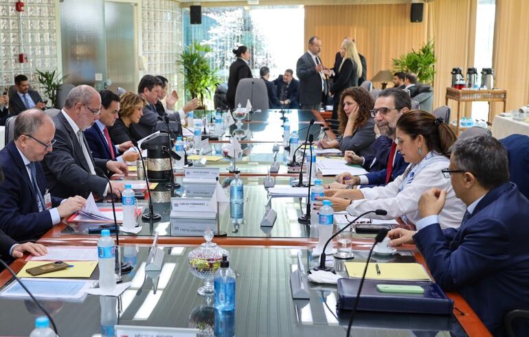 Reunión del Consejo de Administración de Itaipú, en el Edificio de Producción de la Central Hidroeléctrica.