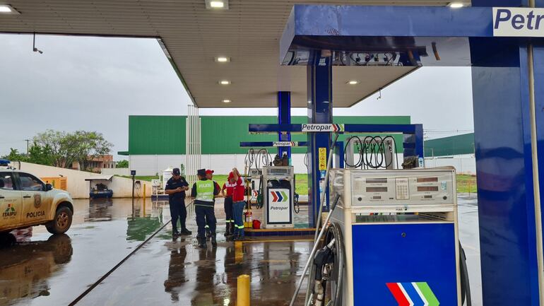 Cuatro motochorros asaltaron esta mañana la estación de servicios Petropar en Ciudad del Este.